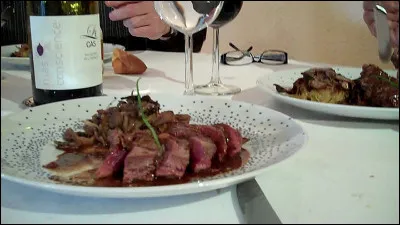 De quelle ville le maire est-il nommé ''Grand Canardier d'honneur'', d'un ordre qui défend la recette traditionnelle des canards au sang ?