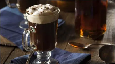 Comment appelle-t-on ce café réconfortant en hiver, servi flambé, avec Grand Marnier, cognac et crème fouettée ?