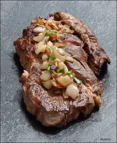 On servait cette entrecôte agrémentée d'échalotes aux alentours de l'abattoir à Paris.