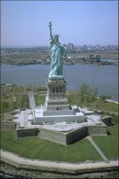Plus connue sous le nom de statue de la Liberté, son nom est "la Liberté éclairant l'Amérique".