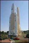 Quelle est la hauteur de la fuse Ariane 5, prsente  Cit de l'Espace ?