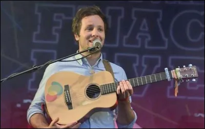 Qui est ce jeune chanteur à la voix particulière ?