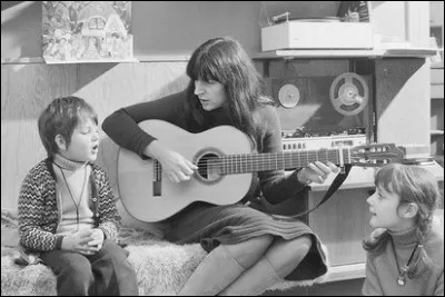 Qui est cette chanteuse au répertoire complet ayant aussi composé pour les enfants ?