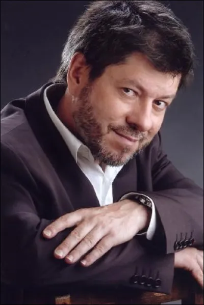 Dans le sketch mythique de Régis Laspales et Philippe Chevalier, pour quelle destination Chevalier souhaitait-il prendre le train ?