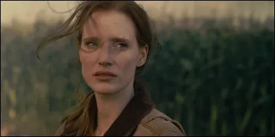 Comment se nomme cette femme rousse ?