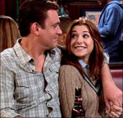 Où se retrouvent coincés Lily et Marshall lors de la première nuit d'amour de Ted et Victoria ?