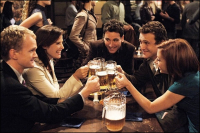 Comment s'appelle le bar où les 5 amis se retrouvent régulièrement ?