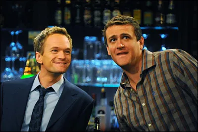 Dans l'épisode 17, Ted narre à ses enfants que Marshall avait beaucoup de mal à s'intégrer en tant que stagiaire dans l'entreprise de Barney. Cet épisode s'intitule : " La Vie parmi les ... " :