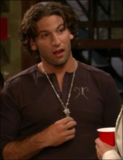 Comment s'appelle le garçon que Ted présente à Robin lors de la 3e fête organisée à son appartement ?