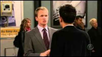 À l'aéroport, Ted et Barney prennent un vol pour suivre deux filles qui s'avèrent être fiancées. Où atterrissent-ils ?