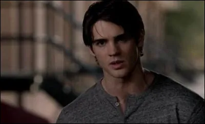 Comment s'appelle le frère d'Elena ?