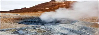 Les fumerolles sont des émanations de gaz s'échappant du volcan.