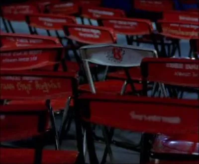 Huitime preuve : Pusit doit associer deux choses portant le numro 8 ensemble. Rsultat : il prend une chaise portant ce numro et l'abat violemment sur la tte :