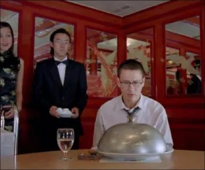 Quatrime preuve : Au restaurant, il doit avaler :