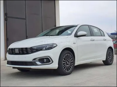 Quel est ce modèle, une voiture compacte fabriquée depuis 2016 par Fiat mais assemblée en Turquie ?