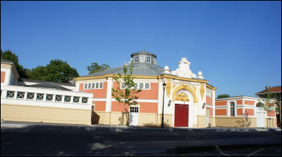 Par qui le Centre national des arts du cirque de Châlons-en-Champagne, en photo, a-t-il été inauguré en 1986 ?