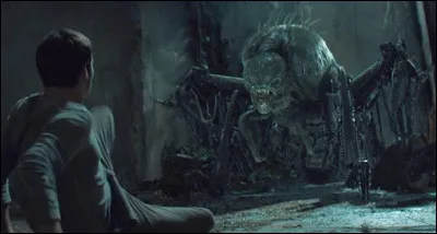 Comment Thomas réussit-il à tuer le premier Griffeur qu'il rencontre dans le labyrinthe ?