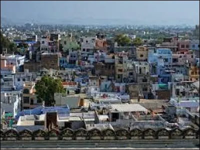 Quelle est l'intruse parmi ces villes ?