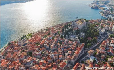 Quelle est l'intruse parmi ces villes ?