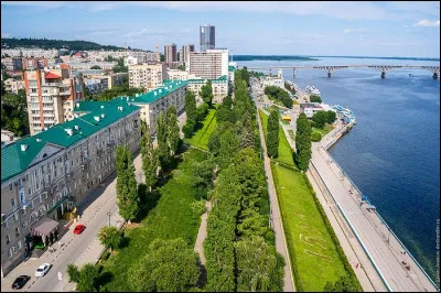 Quelle est l'intruse parmi ces villes ?