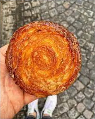 Le kouign-amann est une pâtisserie typiquement bretonne. C'est...