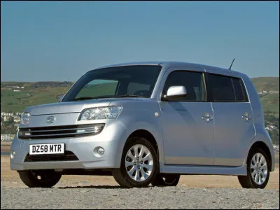 Avec le manque d'espace exploitable, le Japon a développé des automobiles qui ont une petite surface pour une grande habitabilité. Ces voitures sont appelées les Keijidōsha ou Kei-cars. Je ne sais pas si l'auto en illustration est une Keijidōsha, mais je vous demande de me dire son nom.