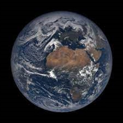 Commençons notre voyage par trois questions qui concernent notre Terre.
Quelle est la circonférence orbitale de cette dernière en kilomètres ?