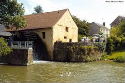 Sachant que le moulin de la Bruère se trouve près de la ville Sarthoise de La Flèche, sur quel cours d'eau a-t-il été construit ?