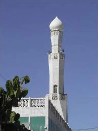 En quelle année la mosquée Noor-e-Islam, à Saint-Denis de la Réunion a-t-elle été édifiée ?