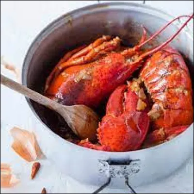 La sole normande et le homard à l'américaine (ou à l'armoricaine) sont des plats de cuisine régionale.