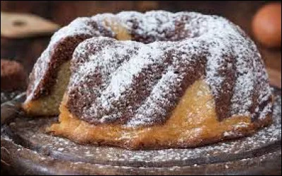 La choucroute garnie et le kouglof sont deux spécialités alsaciennes. Quel type de gâteau est le kouglof ?