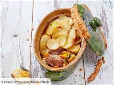 Le baeckeoffe, sorte de potée boulangère, avec de la viande et des pommes de terre cuites au four, est un plat...