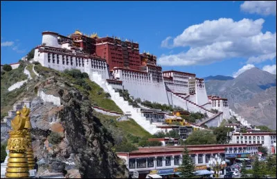 Dans quelle ville trouve-t-on le palais du Potala &eacute;rig&eacute; en 1645, lieu de r&eacute;sidence des dala&iuml;-lamas jusqu'en 1959 ?