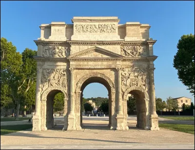 Dans quelle ville d&eacute;nomm&eacute;e alors Arausio, trouve-t-on un arc de triomphe romain &eacute;rig&eacute; dans les ann&eacute;es 20 ?
