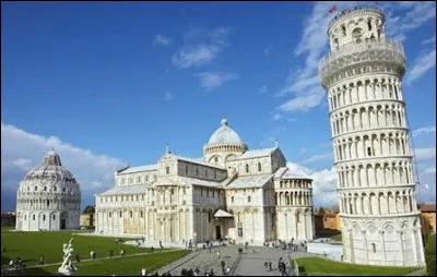 Dans quelle ville trouve-t-on le campanile pench&eacute; (1174) de la cath&eacute;drale de l'Assomption ?