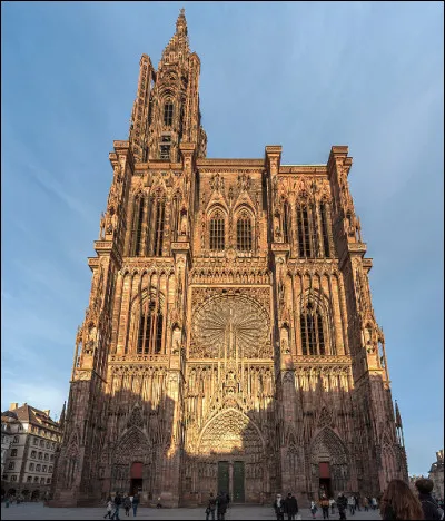 Dans quelle ville trouve-t-on la cath&eacute;drale Notre-Dame de style gothique en gr&egrave;s rose des Vosges, &eacute;rig&eacute;e en 1176 ?