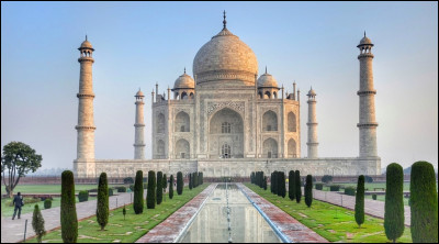 Dans quelle ville trouve-t-on le Taj Mahal, mausolée de marbre blanc érigé en 1631 ?
