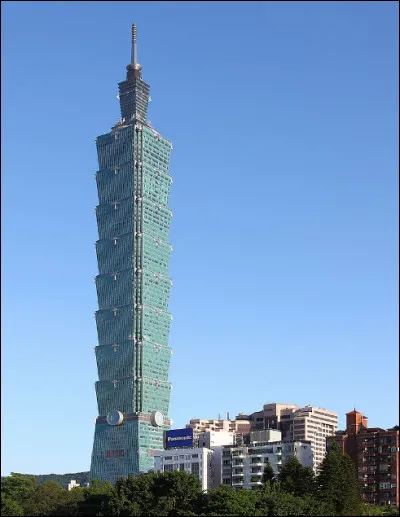 Dans quelle ville trouve-t-on la tour 101 qui avec ses 508 m&egrave;tres de haut fut le plus grand gratte-ciel du monde de 2004 &agrave; 2010 ?