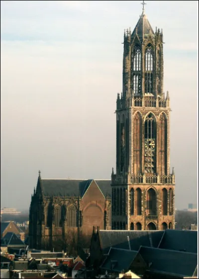 Dans quelle ville trouve-t-on la cath&eacute;drale Saint-Martin, principale &eacute;glise gothique des Pays-Bas, &eacute;rig&eacute;e en1254 ?