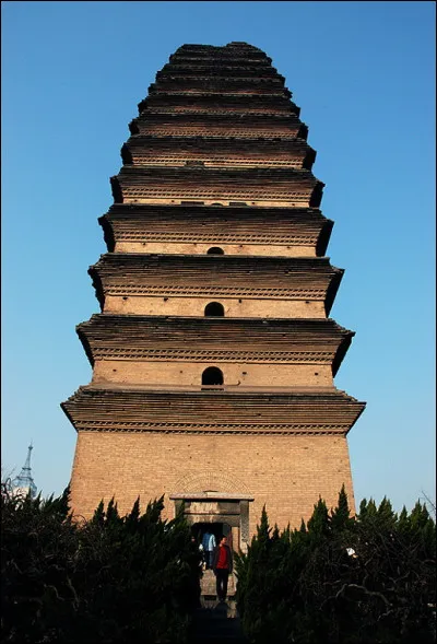 Dans quelle ville trouve-t-on la pagode de l'oie sauvage construite en briques et &eacute;rig&eacute;e en 652 sous l'&egrave;re de la dynastie Tang ?