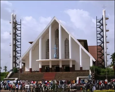 Dans quelle ville camerounaise trouve-t-on la cath&eacute;drale Notre-Dame-des-Victoires &eacute;rig&eacute;e en 1952 at qui peut accueillir 5 000 fid&egrave;les ?