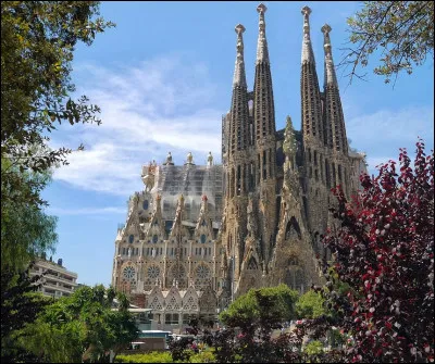 Dans quelle ville trouve-t-on la Sagrada Familia, une basilique de l'architecte Antoni Gaudi &eacute;rig&eacute;e en 1882 ?