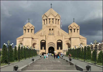 Dans quelle ville trouve-t-on la cath&eacute;drale Saint-Gr&eacute;goire, la plus grande de l'&Eacute;glise arm&eacute;nienne, compos&eacute;e de 3 &eacute;glises &eacute;rig&eacute;es en 1997 ?