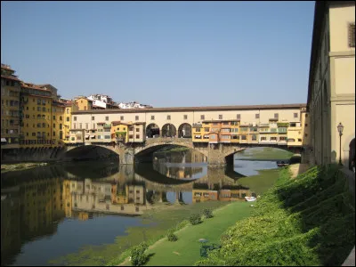 Dans quelle ville trouve-t-on le Ponte Vecchio, compos&eacute; de 3 arches &eacute;rig&eacute; en1335, pont qui franchit le fleuve Arno ?