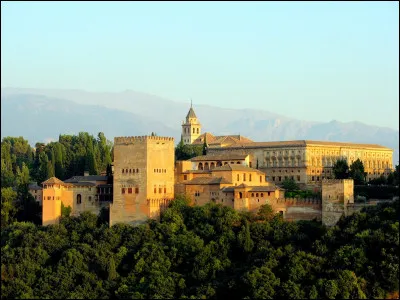 Dans quelle ville trouve-t-on l'Alhambra, un ensemble palatial fortifi&eacute; &eacute;rig&eacute; en 1232 et de style islamique ?