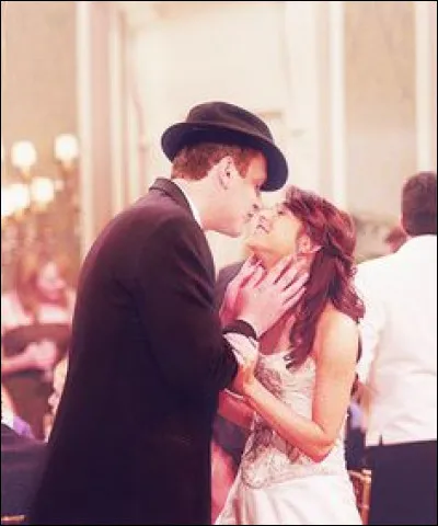 Lors du mariage, qui cherche absolument à percer le secret de Ted et Robin ?