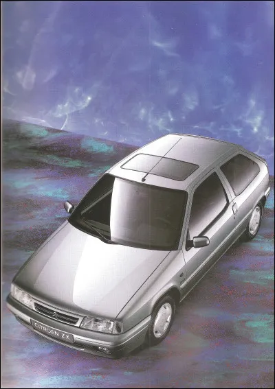 De quelle voiture s'inspire la ZX au niveau de l'échancrure arrondie du capot près de l'essuie-glace ?