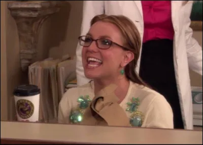 Comment s'appelle la secrétaire de Stella qui en pince pour Ted ?