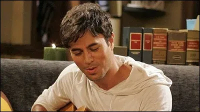 Comment se prénomme le petit ami de Robin qu'elle a rencontré lors de son voyage ?