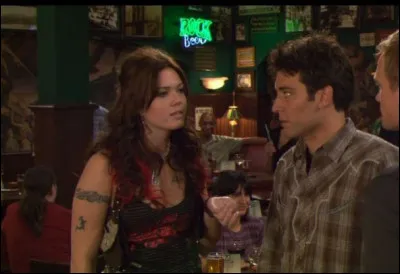 Que s'est fait tatouer Ted dans le bas du dos ?